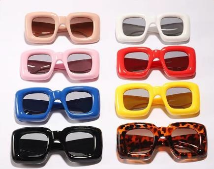 3 Аксессуары Очки в толстой оправе