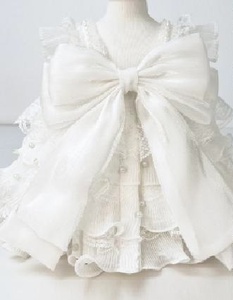 2 Платье белое с воланами и бантом